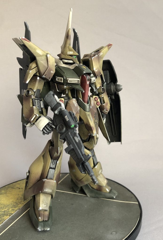 さすがHGUC黎明期の優等生。プロポーションは申し分ありませんから、スタイル改修は行わず、後ハメ加工とディテールアップのみで完成させました。手首の着脱のみでほぼ完璧!といえる合体変形機構は残してありますが、もう恐くて変形させられません(汗