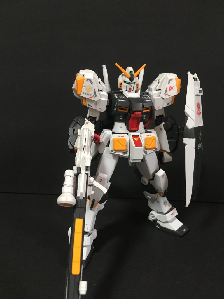正面右側RGニューガンダムのリアリスティックデカールを使用してRG風にしています。