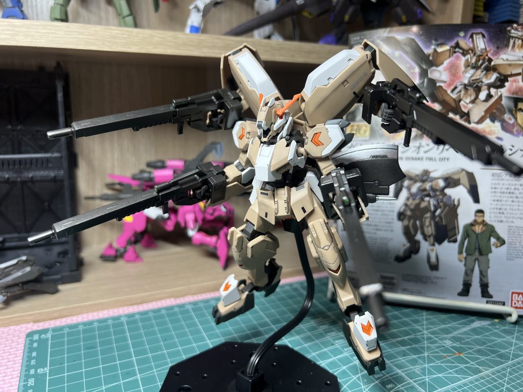 ライフル4丁持ちが1番やりたかったポーズです。ハルバードは可変リアアーマーの裏に懸架できるようにしました。