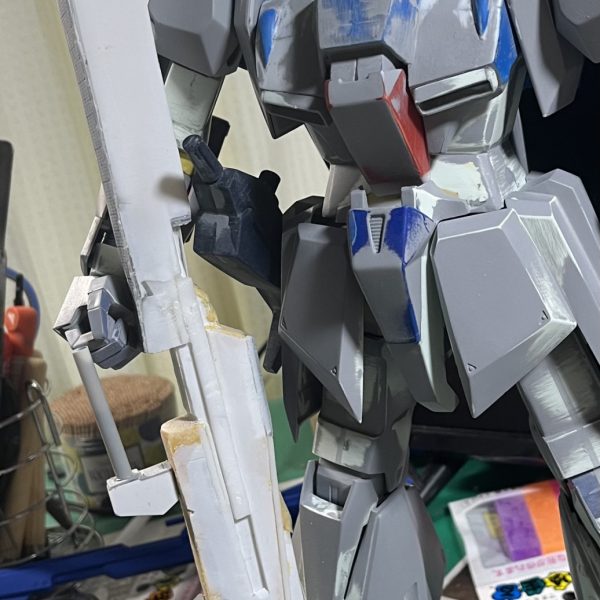 旧1/60Zガンダム改修のストーリーです。本体については、胴体が横に広いのを幅詰めし、胸をキットからさらに下向きに調整。胸ダクトは好みで細めにしました。足は胴体とは逆に太くしています。過去のホビージャパンの作例を参考にして、メガサイズガンダムの股関節や足首関節を移植して稼働と安定感を確保しました。ハイパーメガランチャーはホビーマガジン付属のペーパークラフトをガイドにプラ板を切り貼り。が、うまく行かずパテで盛っては削り盛っては削りを繰り返し…改善点は多いですが勉強になりました😅（3枚目）