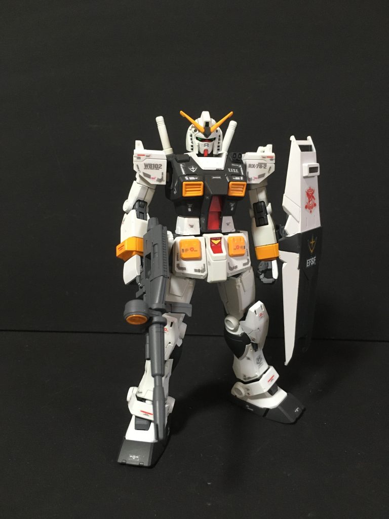 RGガンダムとニューガンダムのリアリスティックデカールを使用してRG風にしています。　シールドはガンダム４号機用を使用しています。