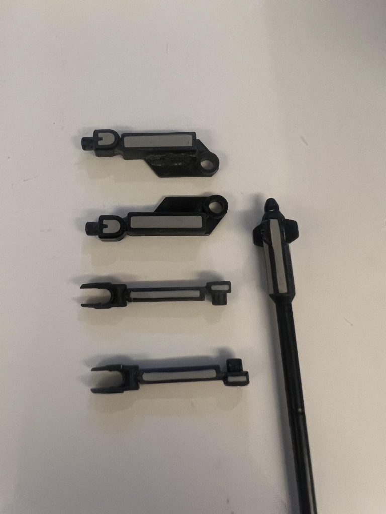 サブアームとメイス、ランスは肉抜き穴を埋めて塗装しています。