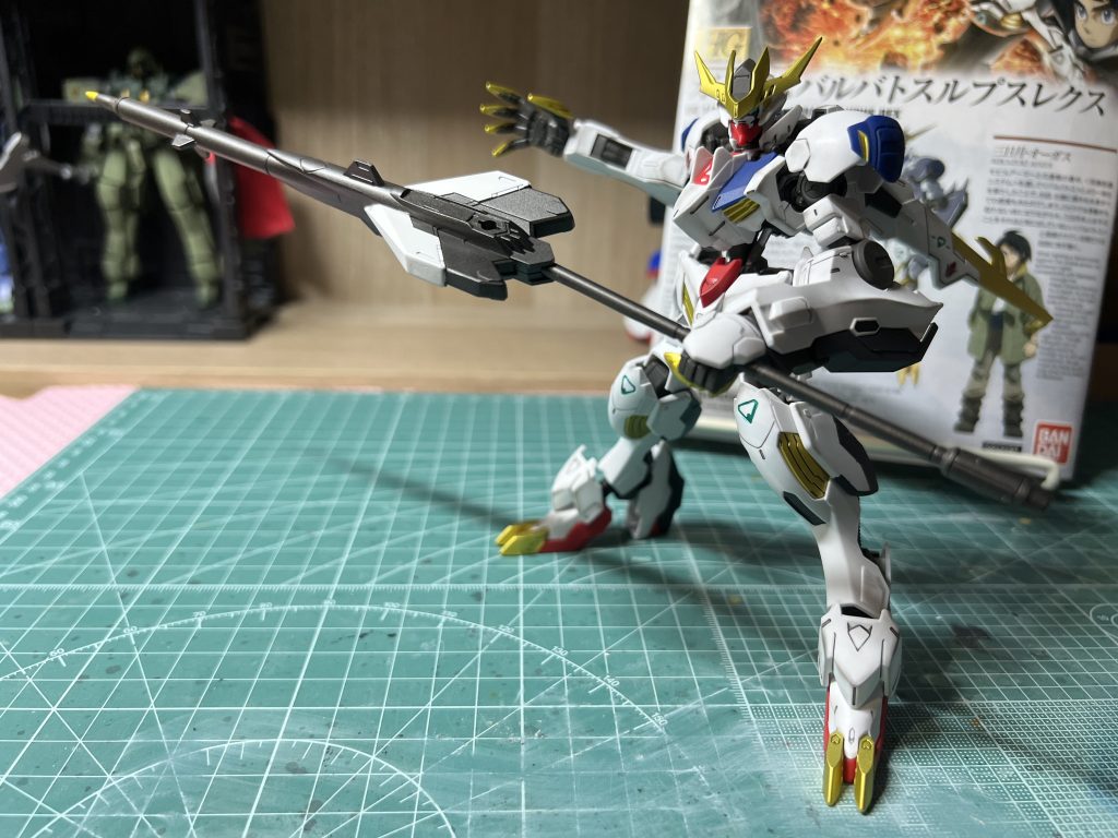 鉄華団コンプリートセットの対艦ランスメイスを持たせています。背中に懸架できるアタッチメントあります。