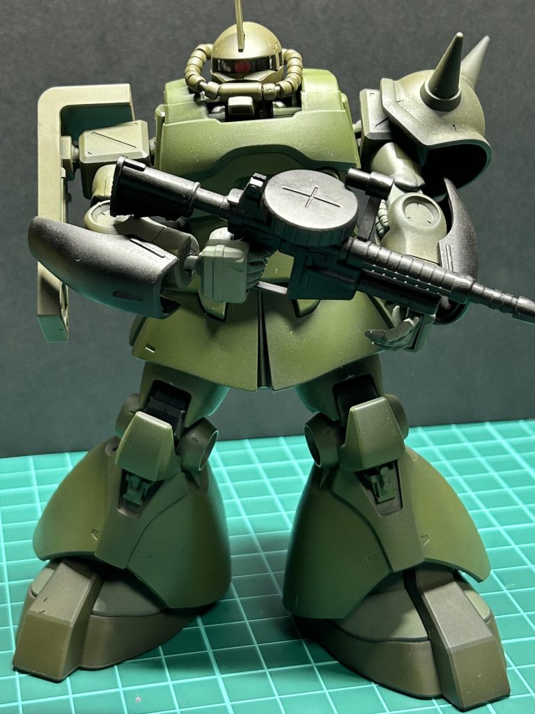 色がバラバラでしっくりこなかったので、とりあえずサフを吹き、エアブラシで塗装してみました‼️頭はRGのザクにしました。なかなかいい感じ🤩