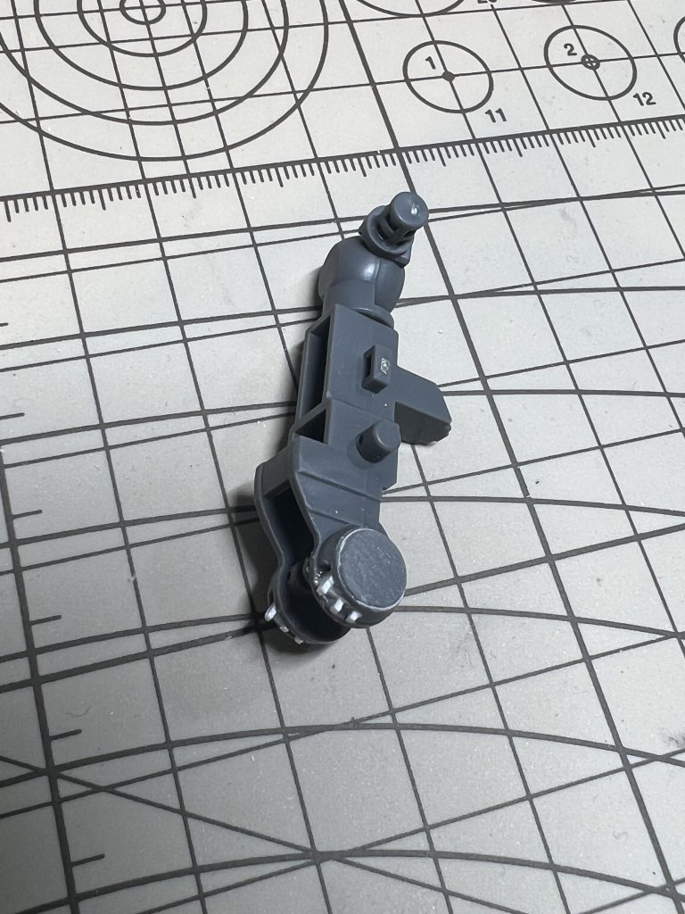 膝裏はプラチップでディテールぽく、その他の肉抜きはパテで埋めました。