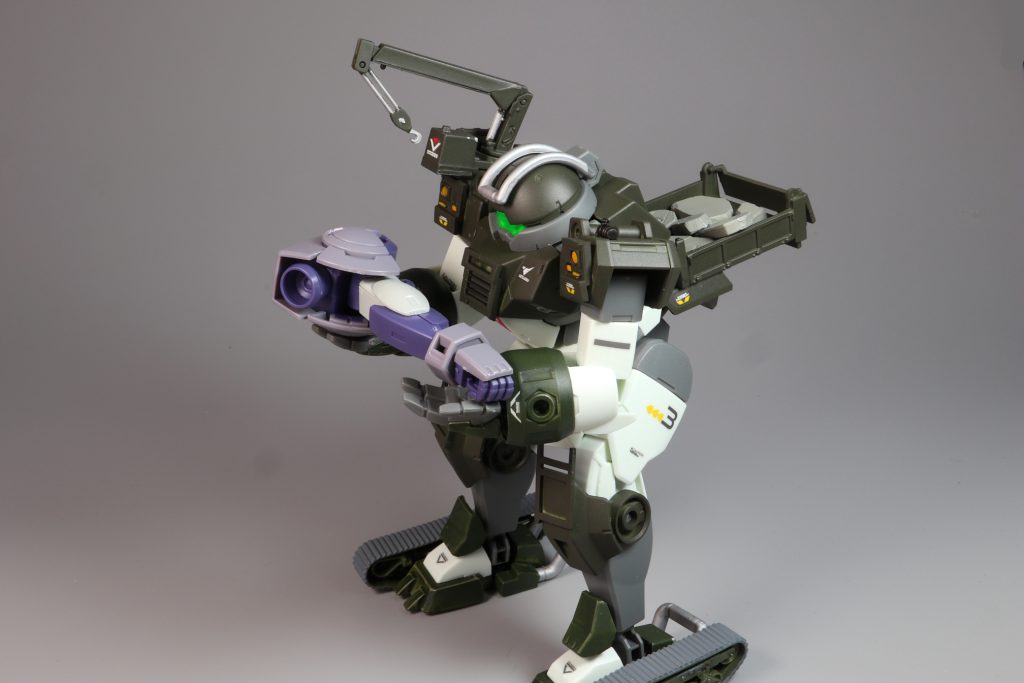 履帯で移動するベルゲ・デミ。　キュラキュラキュラでは履帯は何に使うかと言いますと、この様に資材や廃品を輸送する際、２足歩行では腰から上の上下運動が激しいため、運搬物が脱落する可能性があり非常に危険です。(腰から地面でも高さは10メートル近くあり、もし落下物が人にあたれば大変な事に・・・)そこで履帯を使用して移動すれば姿勢を変更すること無く移動でき、運搬物も安全に運ぶことが出来ます！