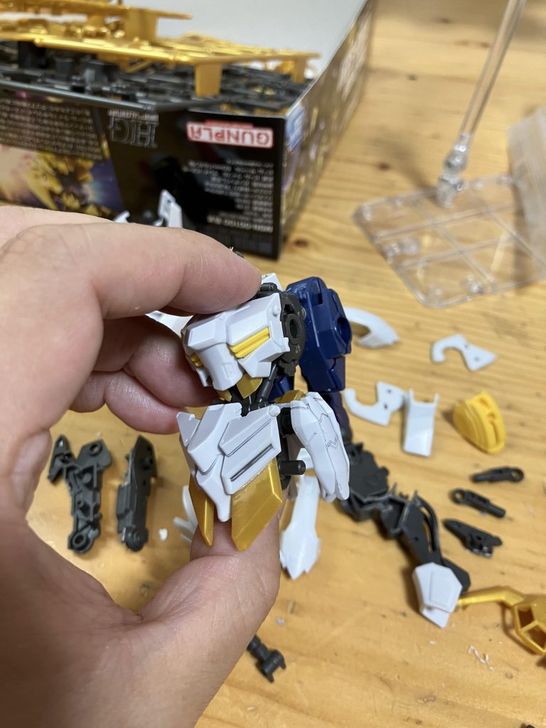 ガンダムバエルに百式のパーツを、あれこれ足しています。