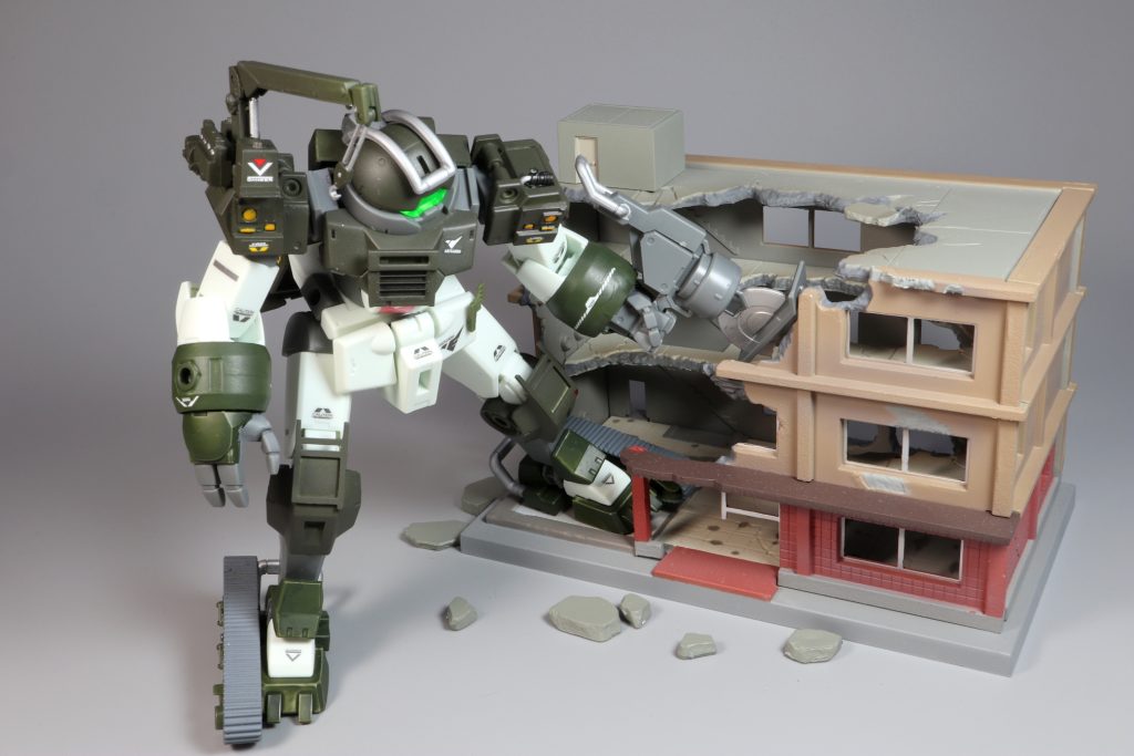 建築物の解体を行うベルゲ・デミ。MS回収以外にも重機としても使い勝手がいいので、戦闘で被害を受けた建物の解体等の工事でも活躍します。戦後復興でも大活躍でしょう。