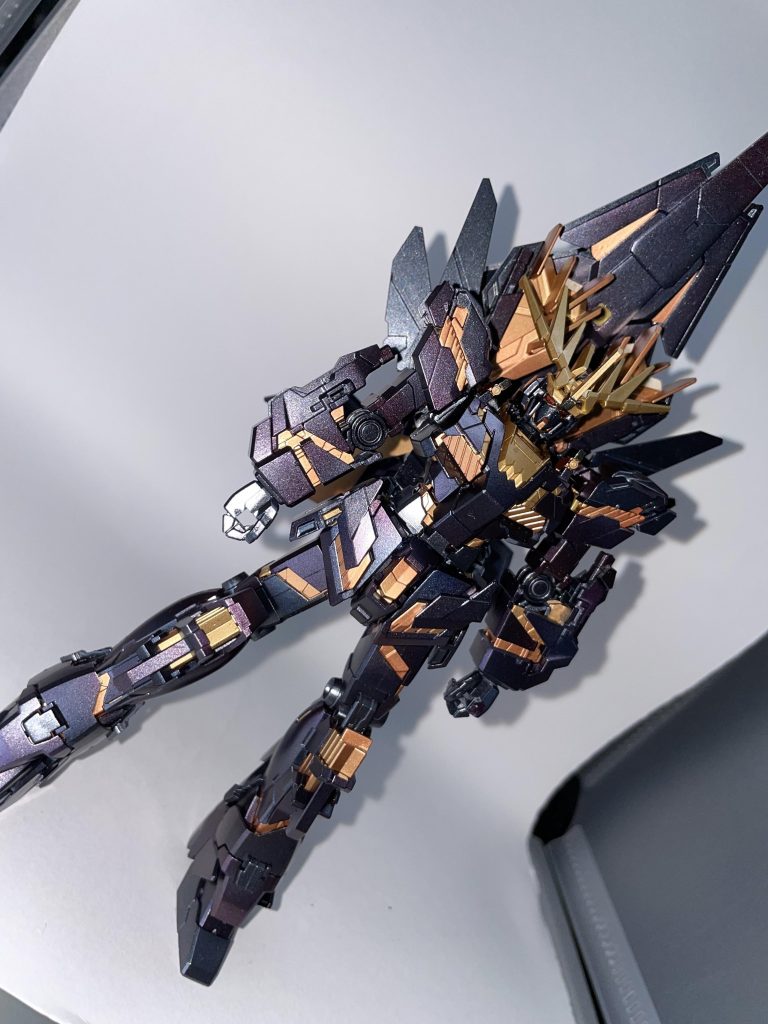 ただのブラックで塗装するのは物足りないかも…と思ったので、夜空の様に美しく、角度によって色が変わっている感じ(いわゆる偏光風?)にしてみようと思い、ベースにメタルブルー+メタルブラックを1:1で調色し塗装した後、メタルブルー+メタルブラッディレッドを2:1で調色、パーツの端と端にグラデーションになる様に塗装しました!試し吹きをせず、自分の感覚を信じてぶっつけ本番だったので成功して良かったです。