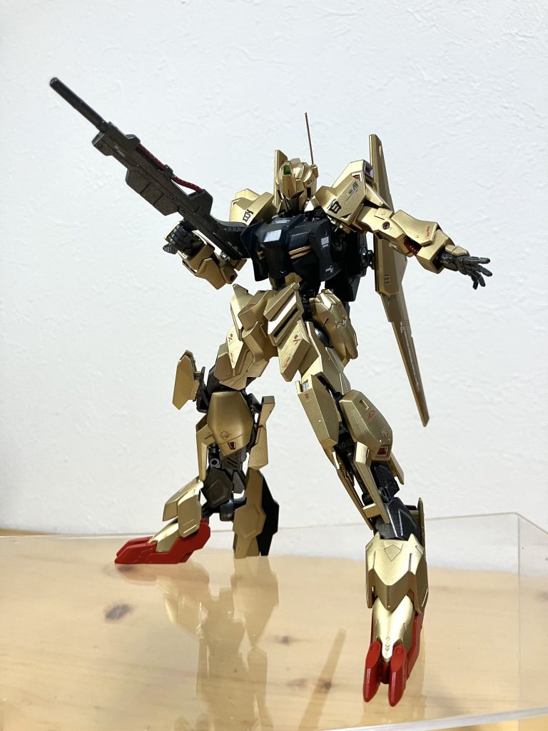 肩のボールジョイントの軸の長さが、通常の百式では足りずバルバトスから移植しました。