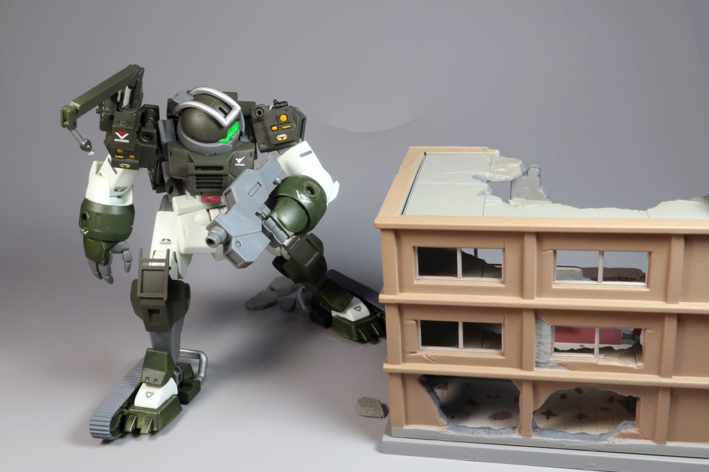 突然の奇襲に急遽戦闘を行うベルゲ・デミ対MS戦闘はまったく考慮されていませんが、一応デミトレーナー用の武装は使用可能です。最前線からは後方の市街地でも敵襲が絶対ない訳ではありません。こういった時はベルゲ・デミも迎撃を行います！おそらく負けちゃうでしょうが・・・