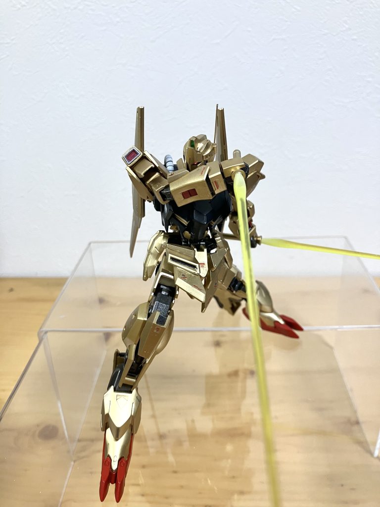 肩関節がクリアになった事で、ダイナミックなポージングも可能に。