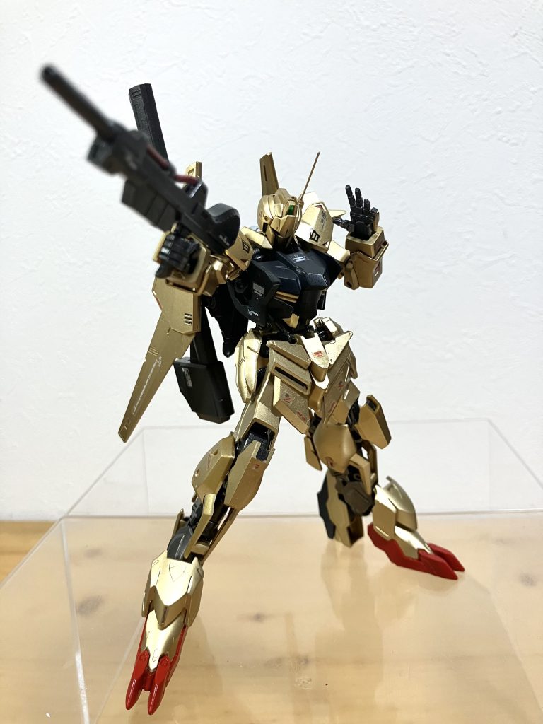 腰の捻りや、各関節が連動するようにふくらはぎパーツの位置なども設定。接続はパーツやフレーム諸共ピンバイスで貫通させてランナーで保持してます。