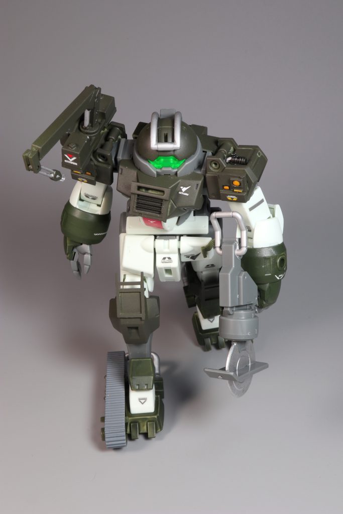 歩くベルゲ・デミ。　がちょんがちょんこいつは脚部に走行補助装置として履帯を装備しています。ただ履帯での移動速度は遅いので通常時は普通に歩行して移動します。