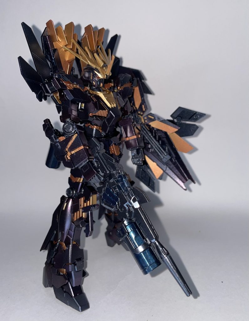 サイコフレームは最初レッドゴールドをベースに、上からクリアイエローを塗装したのですが、納得いかず薄め液で落として、ベースは同じでレッドゴールド+メタルブラッディレッドを3:1で調色しグラデーションになるよう塗装しました。一度薄め液で落としてしまったので、部品が傷んでしまったのですが、なんとか写真では分かりづらい様なので安心しました。実物で見てもわりかし味があって良いと思います(笑)