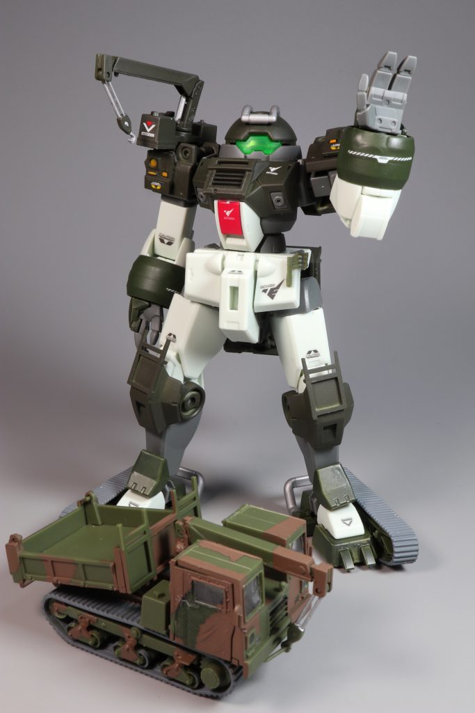 手をふるベルゲ・デミ合体元の資材運搬車と。