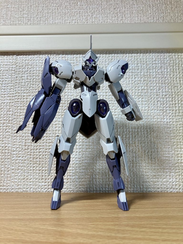 素立ち、水星キットは接地性良好な機体が多いんですが、こいつは右腕がデカい+足が小さいでポーズ取るとすぐコケる…