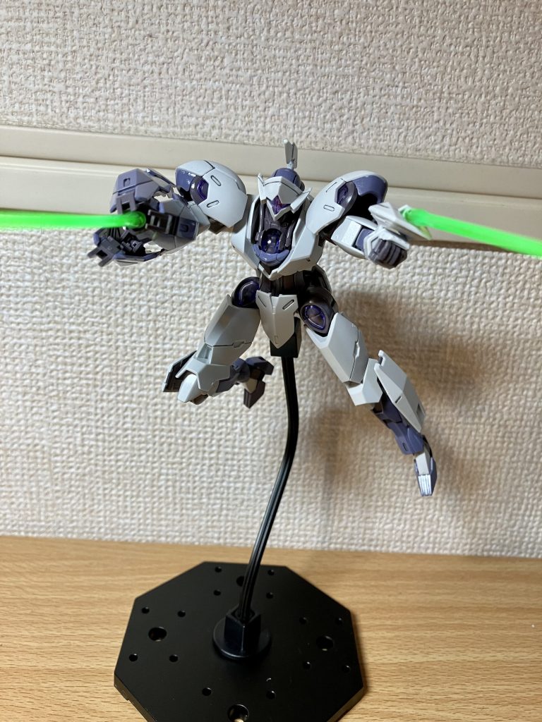 水星の魔女の世界観的に、メカニック科は自寮のMSを整備する事がありそう→御三家の財力とマンパワー→戦闘の度に塗装塗り直してツヤツヤに磨き上げてそう…ということで前回のダリルバルデに続いて光沢トップコート仕上げです。ミカエリスの曲線的な装甲が艶めいてるのも良いのでは？と自己肯定してます