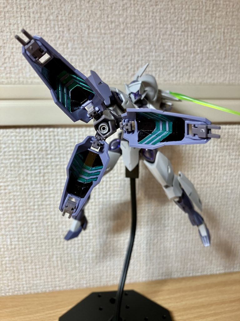 スミ入れ、部分塗装に光沢トップコート仕上げです。ガンダムマーカーの黒とメタリックグリーン、シルバーでビームブレイザーの塗装していますガンマカ太いからそろそろ筆デビューすべきなんですかね