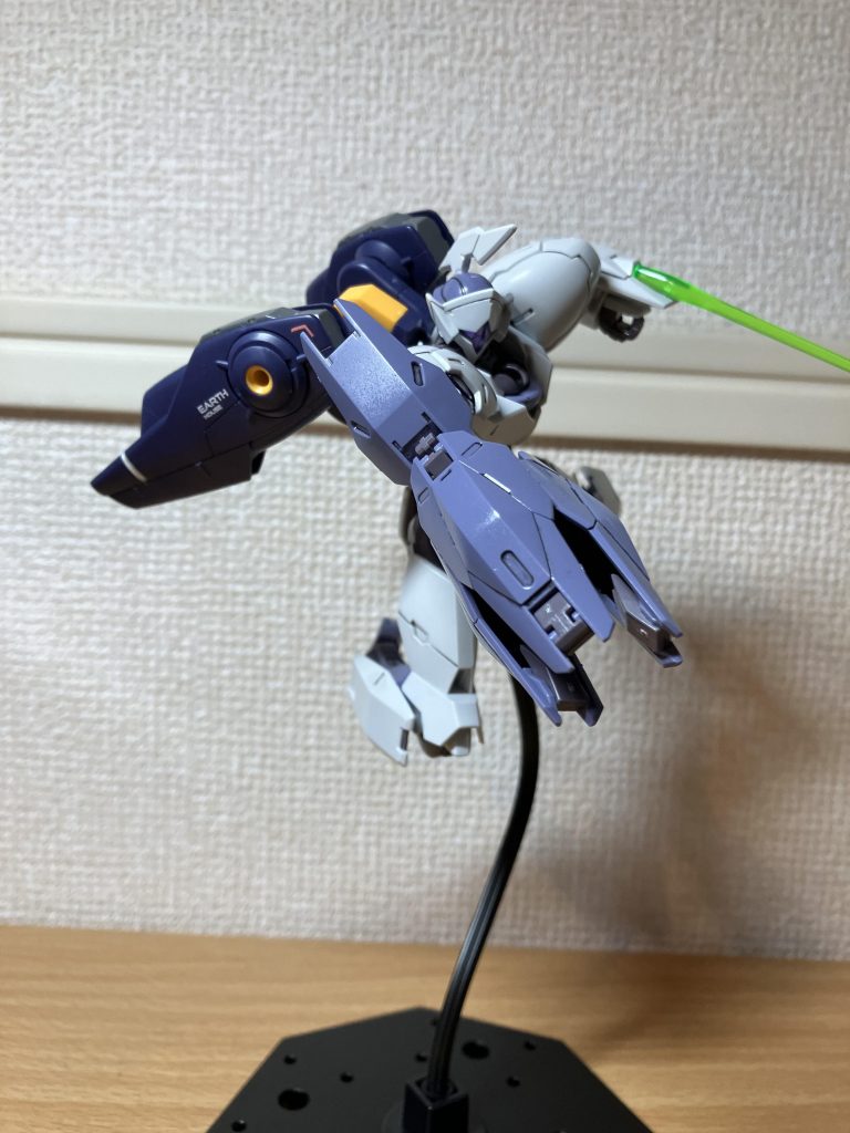 意外と背中のボリュームが控えめなので、エアリアルのブースターユニットつけたら色味も似てるしでアリなのでは…と思いますちなみに、ベースは100均で売ってた山田化学のものですそろそろバンダイに怒られるんじゃ…