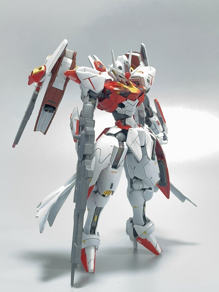 中遠距離で闘う想定でビームライフルは少し長めのものを使用しました。