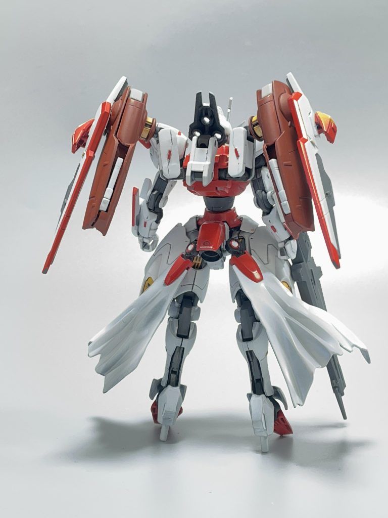 背面です。フライトユニットはそのままだとランドセルぽくてあまり好みじゃなかったので接続部を替えて少し離し気味にしました。結構気に入ってます。腰のマントはフェニーチェリナーシタです、３つ使っても隙間無くしても良かったかもですね。