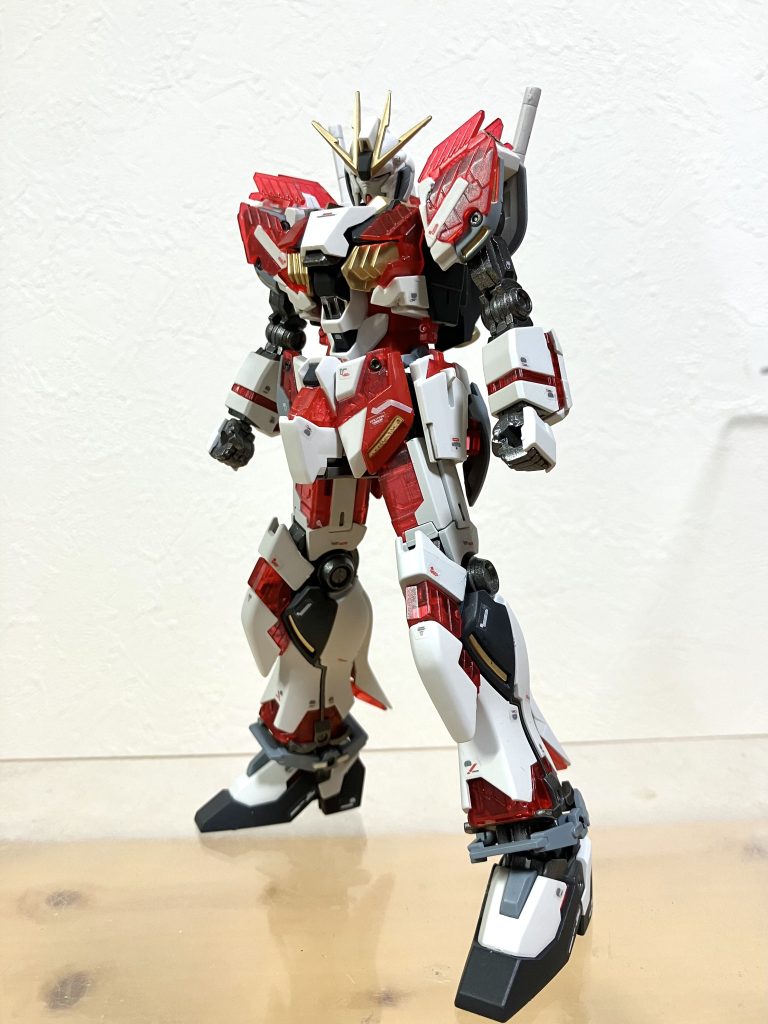 立ち姿。配色を少し変更したものになります。赤いサイコフレームは、ピンクっぽかったのでクリアレッドを吹きつけ、パールホワイトを吹いてからのまたクリアレッドで調整しました。