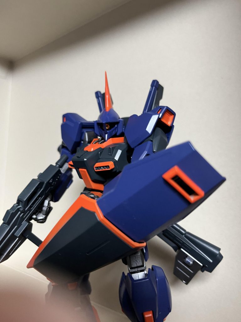 プロポーションは変えてませんが胸のダクトをプラ板で貼り付けて、ビルドパーツを取り付けました。おい!指が見切れてんぞ!