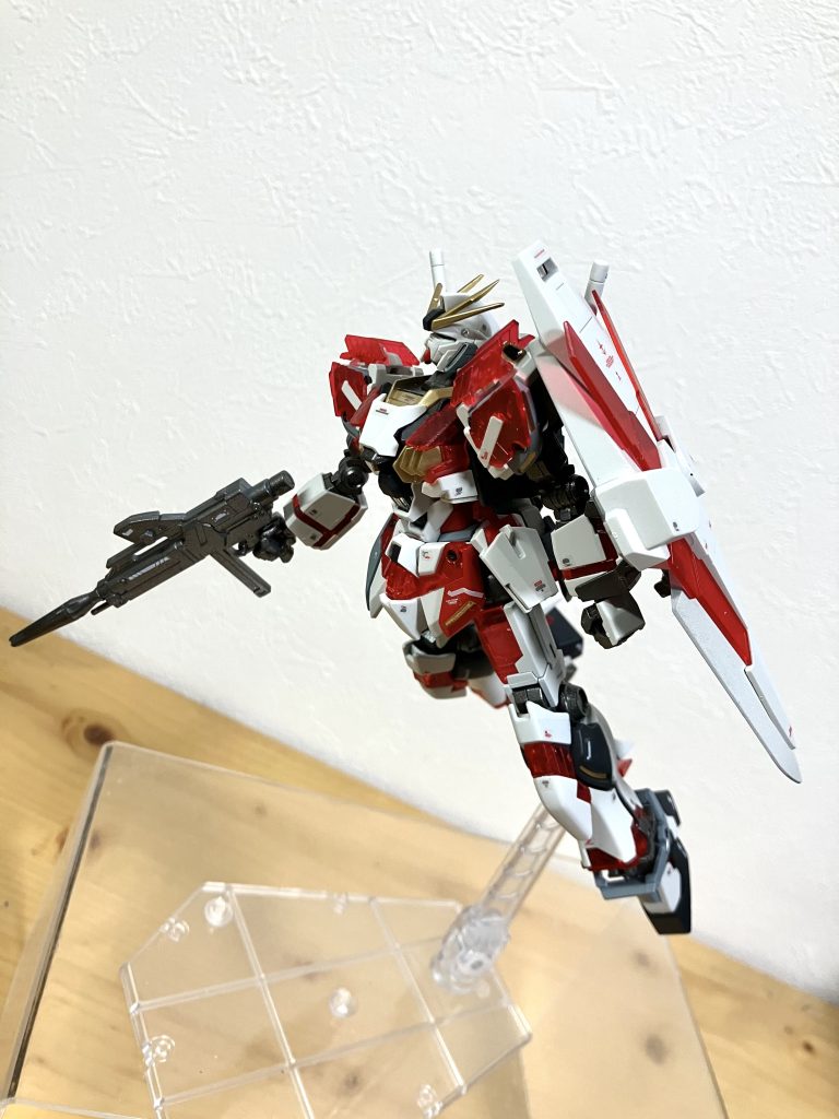 足首の可動範囲が広く、飛行ポーズもバッチリです。これは買って正解のキットでした。