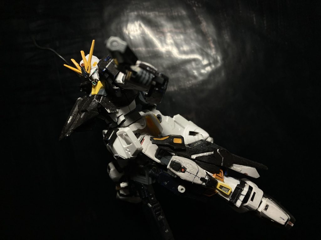 ガンダムウィンドウン1番の友に裏切られ全てを奪われたあいつに、今度は僕が奪い取る番だ。月日かけ、大切なものを犠牲にしてもこの絶望を味合わせてやりたい、それだけの思いでこれまで過ごしてきた。ここまで恵まれてきた彼はこれからも知ることはないだろう愛を与えられず黒いハートに閉じ込められる孤独というものを。