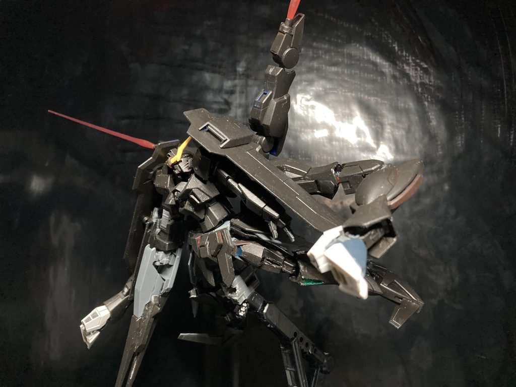 今回はイーヴルハート、邪悪な心という単純に見て悪だと分かるような見た目で作ったようで、    設計から見て壊される前提で作られていることから、壊して欲しいものの名前をあえてつけたという考察も出来ますねあの肩はたしかモンテーロの…もっと壊しがいがある