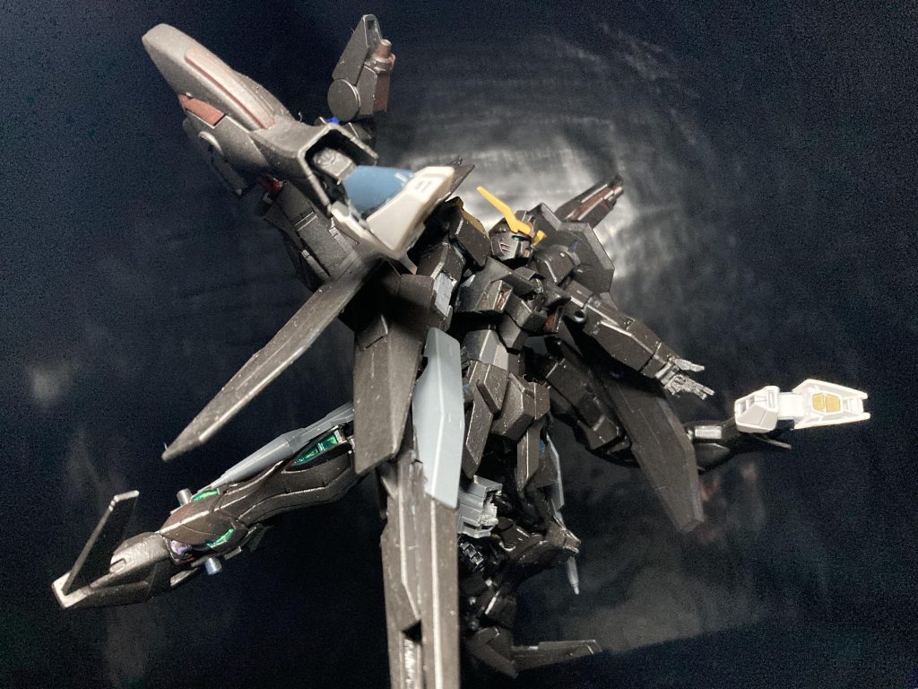 正義感は残しつつ、悪であるべきだという心を全面に出すためにあの頃使った機体をベースに、黒を基準としました。緑色に輝く瞳は反省の色を表しているのだろうかそんな色だけで反省だなんて、反省にしては誠意が籠っていないな。