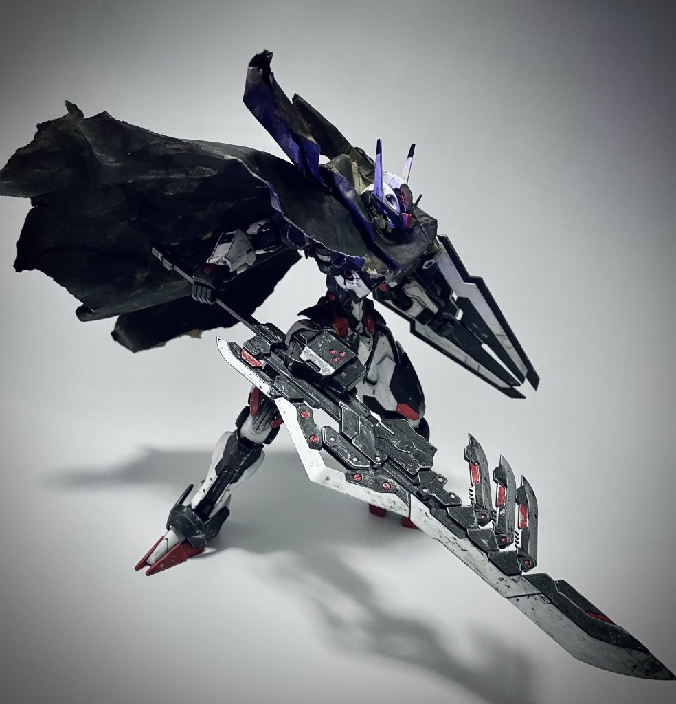 カラーリングは元の爽やかな感じから少しダークで無骨な感じに。塗料はガイアのミッドナイトブルーとプライマリーメタリックレッドを主に使用。全て筆塗りです。