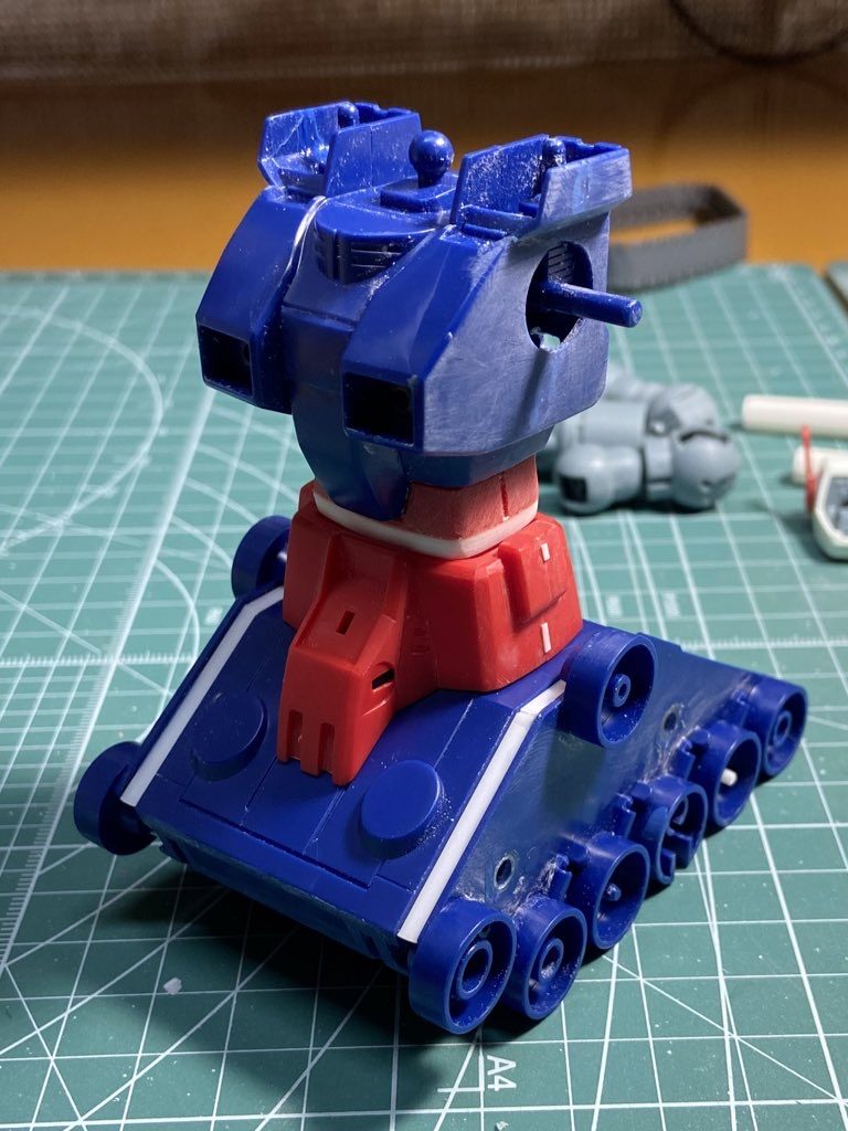 腰の延長とキャタピラを片側3mmづつ延長しました。