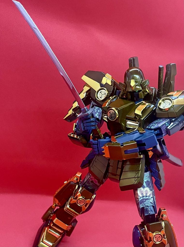 家康ver.の元キットは武者ガンダムMK2なので顔以外は共通パーツを用いています。徳川の家紋シールが付属しているのでペタッと貼れば家康ver.の完成。