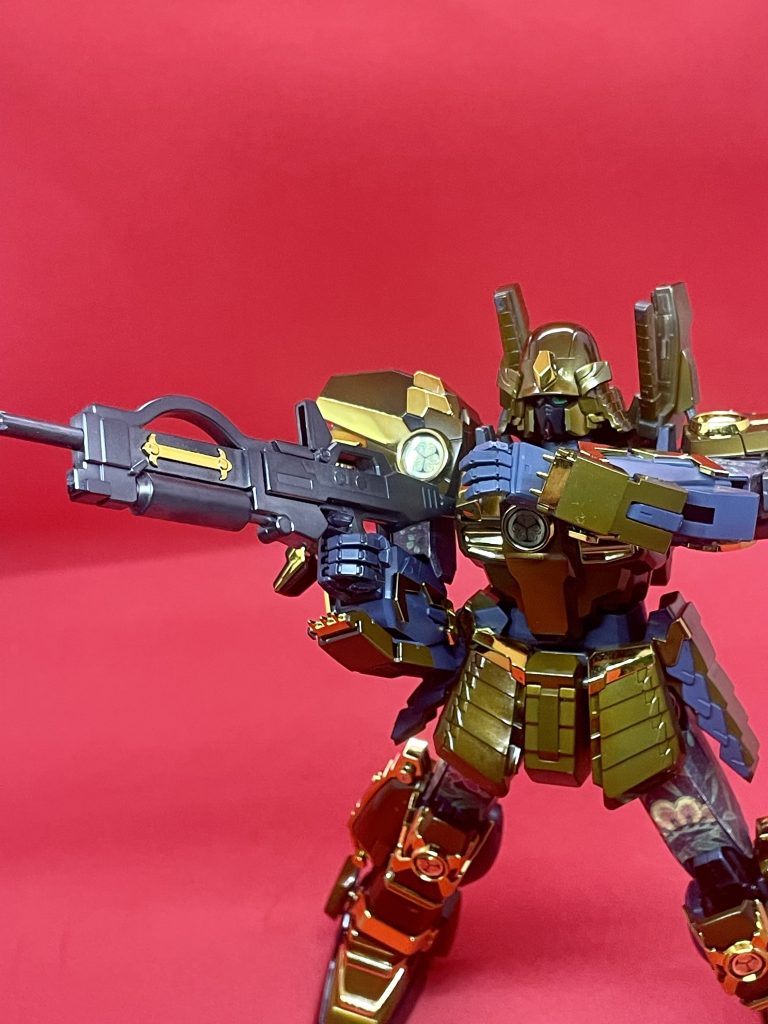 ビームライフルも一部金メッキパーツ。鎧武者にビームライフルはあまり似合わないなぁ。