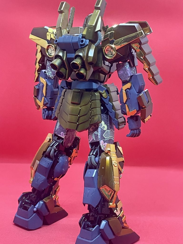 後姿はこんな感じです。シルバーを下地にクリアーイエローとクリアーオレンジを混ぜて金色を目指したのですが、配色率が適当だったので金色というより銅色になってしまいました。