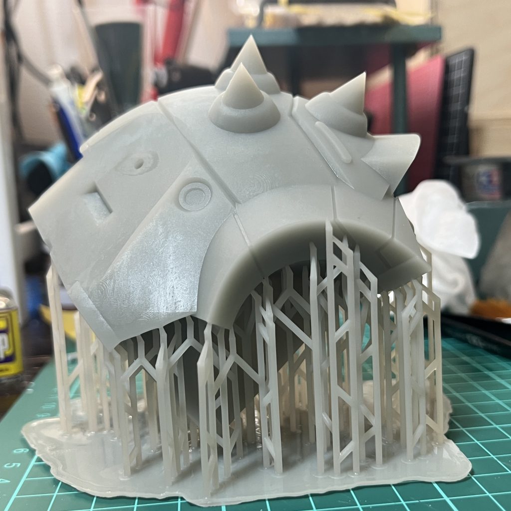 ディテールを足して分割して出力しました今回は特に出力が巨大で自宅の3Dプリンターで限界サイズだったのでサポートをめっちゃ太くしています。