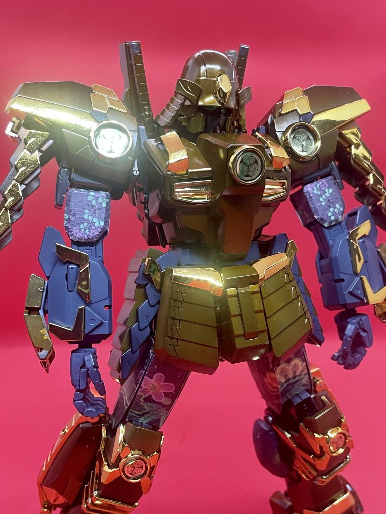 一昔前のキットなんで関節がユルユルなのと金メッキパーツがポロリと落ちて無くしたりと制作途中に何度も封印しようかと迷いましたが、とにかく供養の為になんとか仕上げました。胸のパーツは本来のものでは無く他の金メッキパーツをムリヤリくっ着けてみたものです。