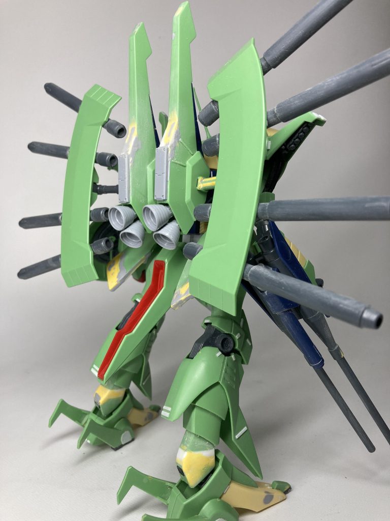 足首は装甲に干渉してたのでプラ板積層で延長。パテでの成形が大変でした。バックパックも形状修正とスラスター大型化。ビルダーズパーツを多用してました。