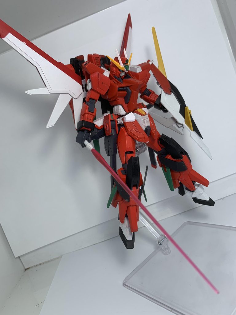 ビームサーベルはセイバー同様左右の肩にのせてます