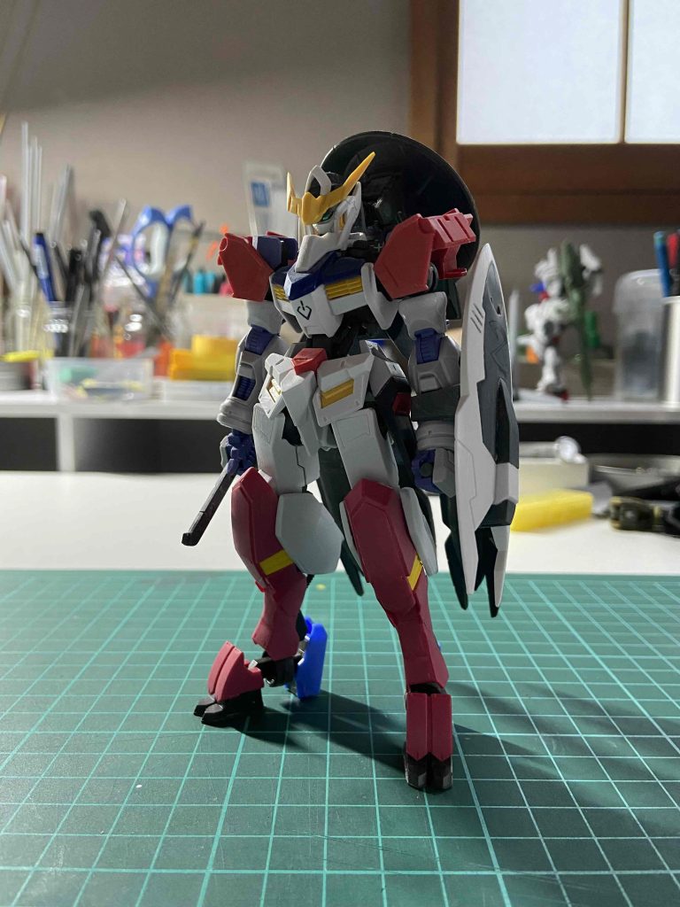 HGバルバトス(第6形態)を軸に、ディランザの盾、謎の武者ガンダムの肩、キマリストルーパーの腕、フラウロスの足、ドレッドノートの盾などをミキシング。ちなみに顔はHGハイニューです。