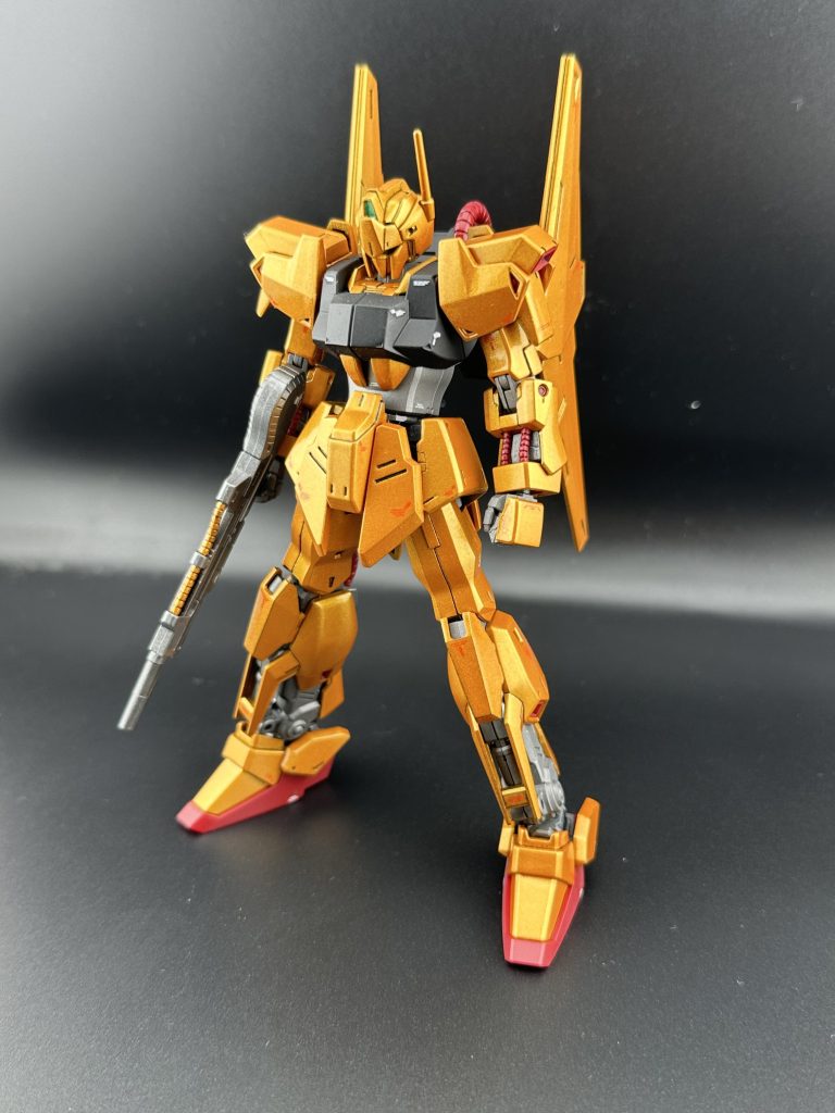 斜め前からカトキ立ち。この色が一番目視に近いです。ゴールドは光の塩梅によって結構写真の色が変わってしまい、中々撮影が難航しました。