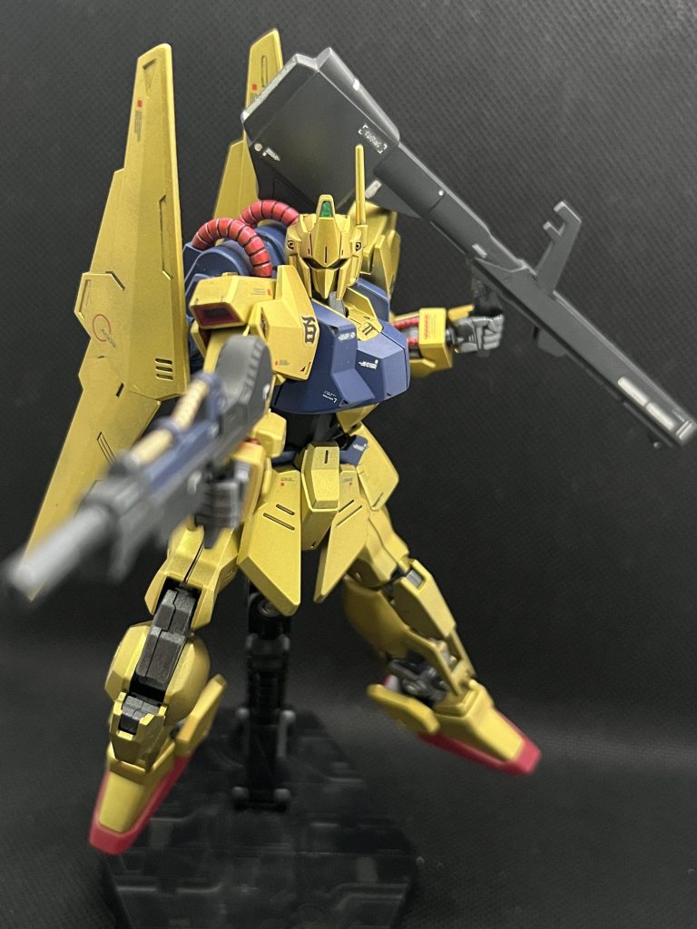 黒背景だと写ってる色がちょいと変わります。百式の簡単レビューでした。もしこのキットに興味ある方は是非チャレンジしてみてください。しかし成型色は無限にうnこに近い色なので、スミ入れツヤ消しでなんとかなるキットではありません。手軽に作りたい方はスプレー缶でランナー吹きするかガンダムベース限定のメッキ版の方がおすすめします。ではまた。