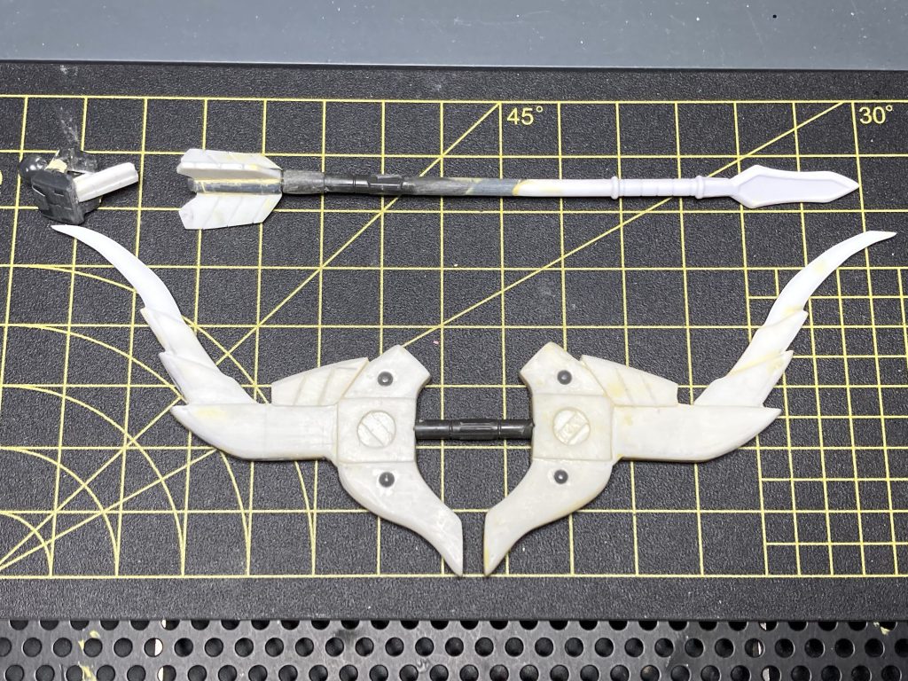 主にSDCSクロスボーン・ガンダムX1と夏侯惇ギロスを使用色々パーツを切り貼りしつつ、前髪等はパテ、弓等はプラ板で作りました