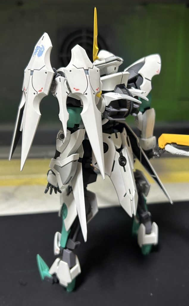 先端を軽く尖らせて足首で3ミリ延長。白 グランプリホワイト緑 ターコイズグリーン仕上げにMr.クリスタルカラーのトルマリングリーンをフワッと吹きました。