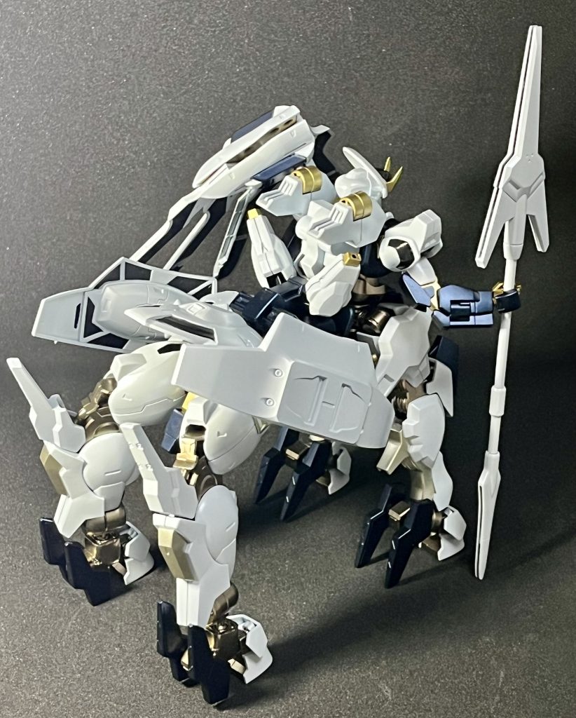 右後方からシンボル機体という事もあり武装は槍のみで、ガーディアン等はビットにはなりません。ガンドフォーマットは本編以降の設定なので再搭載等はしておらず、AI機能も最低限と言った感じです。用途は式典等での演武がメインとなり演武時の操縦はグエル自らが行う設定です。