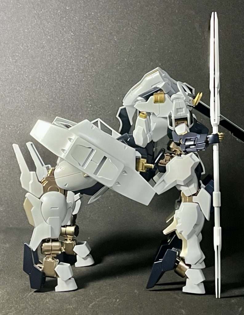 右側面からミキシングですが前半身がシュバルゼッテで後半身がダリルバルデです。ダリルバルデの足は太いのでシュバルゼッテと合わせることでより馬の後ろ足っぽくなってくれたなぁと思います。ミキシングするにあたり大きな改造を加えたのは後ろ足の付け根部分とシュバルゼッテのリアアーマー部分ですね、どちらも不要な箇所を切り飛ばして繋げたいものをパテで接合しました。