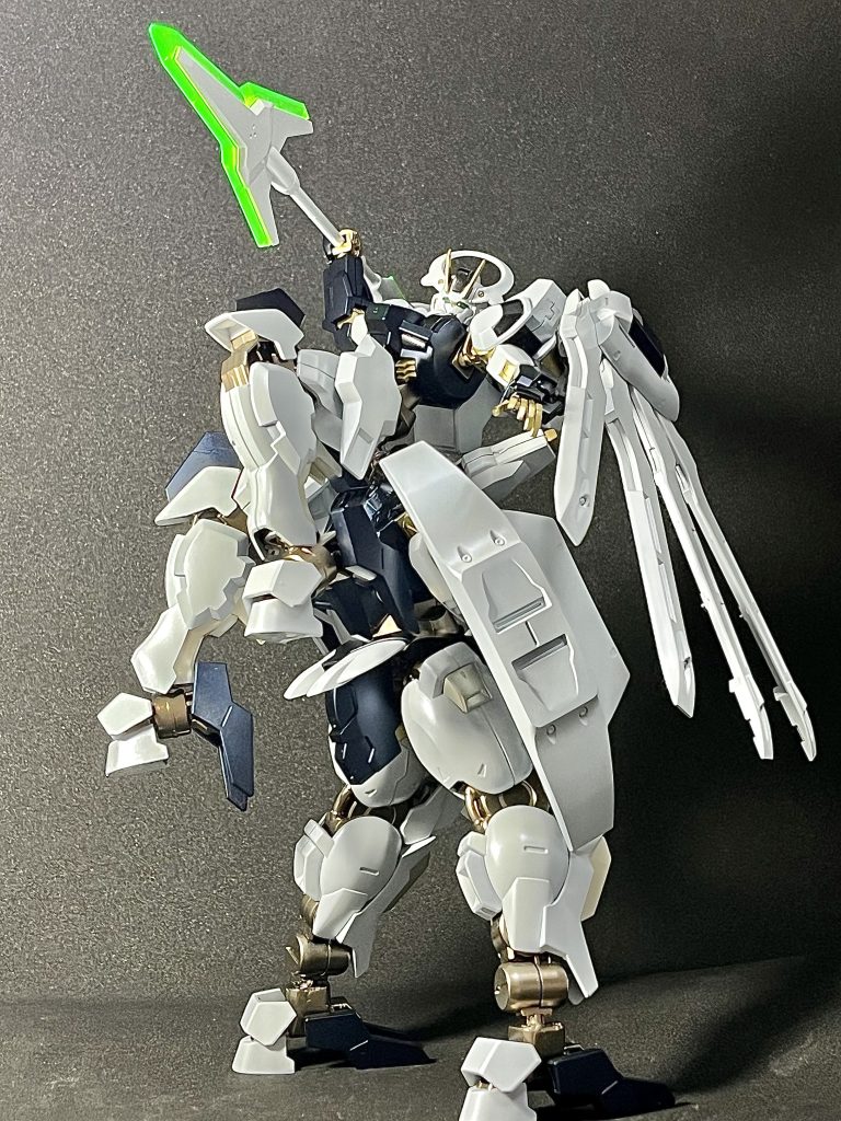 ポーズ5演武における目玉、両前足を高らかに上げた大迫力のポージングです。シュバルゼッテの足は設置面積を広げられるのでこのポーズを取らせてもスタンド無しで自立させられます。