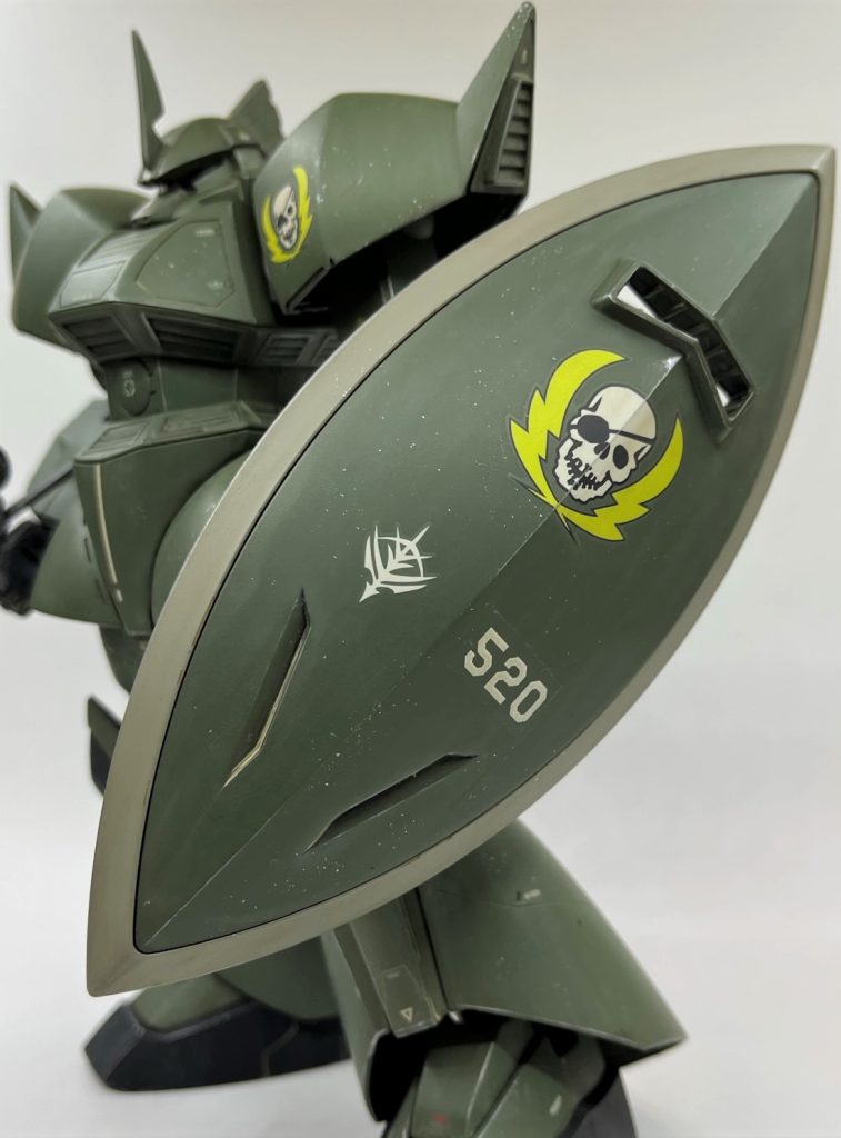 パーソナルマークはガンダムデカールを調達しました。HG用のサイズなので、各種設定画に比べて少し小さいかもですがまあ良しとします。これが無いとVDゲルとは呼べないレベルの重要パーツですが、プレバンのVDゲルとこのガンダムデカールが発売される前はゲーム攻略本に付属していたシールを入手するか自作しか選択肢が無かったので、地味に作るのが難しい機体だったわけですね。